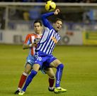 Viguera intenta ganar un bal�n en el partido de la primera vuelta contra el Lugo en Mendizorroza.