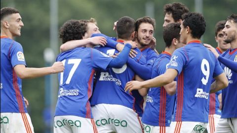 Los jugadores del Vetusta celebran un gol en el playoff