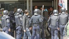 Efectivos de polic�a en un partido de riesgo en una imagen de archivo
