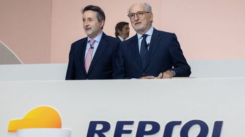 El presidente de Repsol, Antonio Brufau Niubó -a la derecha-, y el consejero delegado de Repsol, Josu Jon Imaz, durante la junta general de accionistas de Repsol