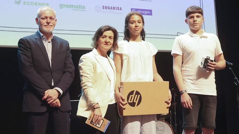 PREMIOS PRENSA-ESCUELA: Lois Blanco, presidente de la Corporación Voz, entregó los premios de la entrevista: el ordenador portátil a Adriana Blanco (IES Cunqueiro, Vigo) por su entrevista a una capitana de la Marina mercante, y a su profesora, Susana González, un libro electrónico; a Álvaro Balsa (IES Terra do Xallas, Santa Comba) le tocaron unos casos inalámbricos por la suya a una mujer que tuvo que abandonar su casa de joven por la construcción de un embalse
