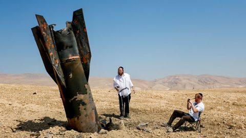 Dos jud�os ultraortodoxo examinan los restos de un misil tras un ataque iran� cerca de Jeric�
