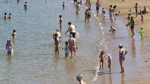 A Corua disfrut de un domingo de playa.