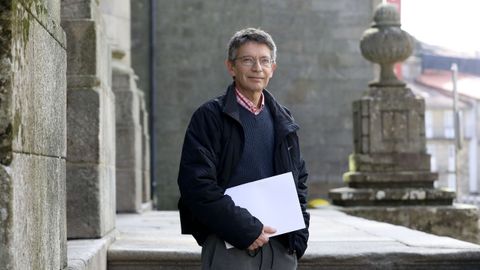 Santos Solla, diante da Facultade de Xeograf�a da USC