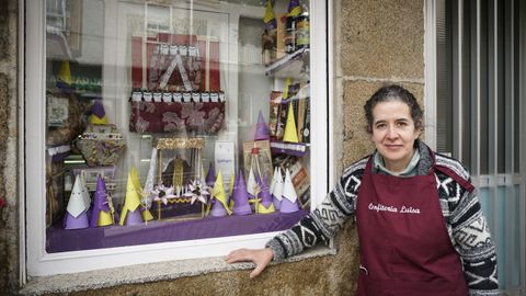 Chus, frente al escaparate de Confiter�a Luisa en Allariz