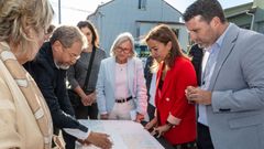 Villaverde y Romero, comprobando los planos del futuro centro de da.