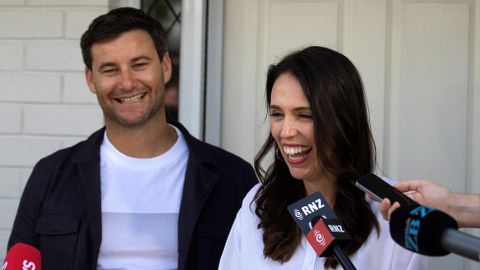 Jacinda Ardern con su esposo, Clarke Gayford