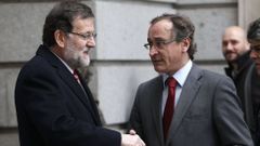  El presidente del Gobierno saluda al ministro de Sanidad a su llegada al Congreso de los Diputados para asistir a la sesi�n de control al Ejecutivo