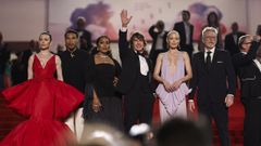 Hayley Atwell, Greg Tarzan Davis, Angela Bassett, Tom Cruise, Pom Klementieff, Christopher McQuarrie y Simon Pegg, posando en la alfombra roja del Festival de Cannes para la presentación de la película «Misión imposible: sentencia final».