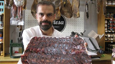 Luis Miguel Diez, con una bandeja de chorimorci.