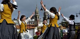 Los grupos participantes interpretaron en tres ocasiones la Muieira de Lugo que tocaron unos gaiteiros de O Burgo.