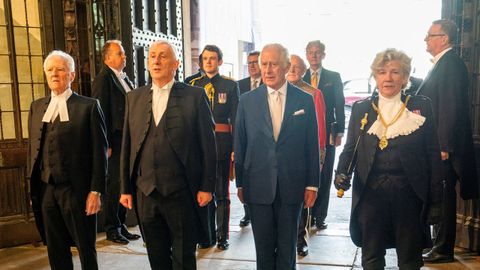 El rey Carlos III con los 'speakers' de las C�maras de los Lores y los Comunes, en Westminster
