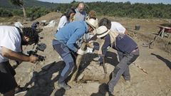 Exhumaci�n de una de las tumbas descubiertas el pasado verano en la necr�polis medieval de A Pobra do Broll�n