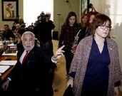 Diputados de la oposici�n, abandonando la comisi�n.