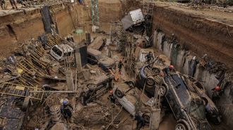 Imagen de varios veh�culos arrastrados por la dana al interior de un foso de obra