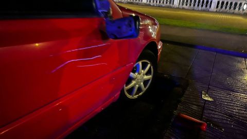 El veh�culo fue objeto de golpes y rayaduras en diferentes puntos de su carrocer�a