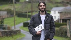 Varela Romero posa en Nara�o, San Sadurni�o, su lugar en el mundo, con un ejemplar de su ensayo.