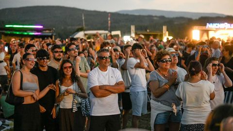 Gente disfrutando del eclipse solar en Lal�n