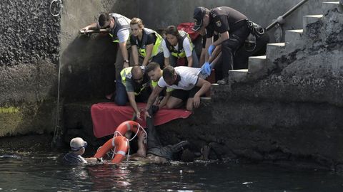 Al menos siete migrantes muertos tras volcar un cayuco en el puerto de El Hierro