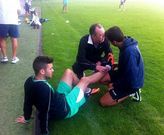 Dani fue atendido en el campo por Carlos Brage y Xavi, m�dico y fisio del club, respectivamente.