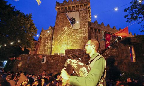La m�sica acompa�� a las viandas en la Cea Medieval de Vimianzo el viernes por la noche. 