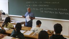 Un profesor, explicando uno de los ex�menes de la selectividad del pasado curso, en una imagen de archivo.