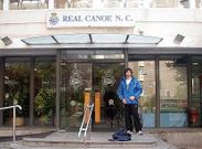 Marcos Pati�o posa para La Voz ante las instalaciones del Real Canoe en Madrid