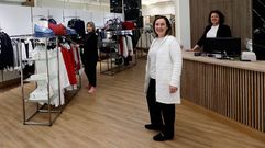 Naty, de blanco, junto a las dos dependientas de la nueva tienda que abrieron en Pontevedra, en la calle Oliva.