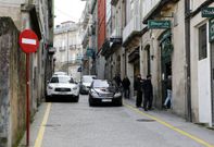 Veh�culos y viandantes conviven con dificultad en la c�ntrica calle Reza. 