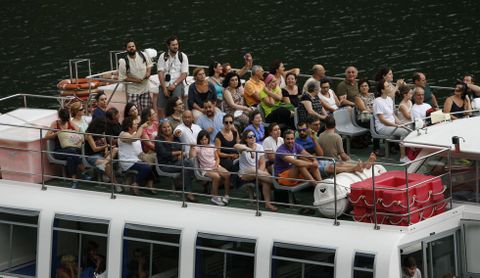 Los participantes en las jornadas, en el catamarn del Sil. 