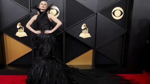 Lady Gaga, con su espectacular vestido de plumas negras de Mati�res F�cales