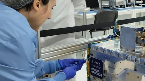 Lorezana atornillando la chapa en las instalaciones de Uarx Space