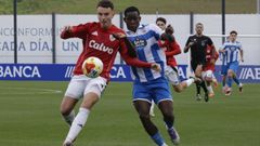 Fito y Nsongo disputan un bal�n en el duelo de la primera vuelta.