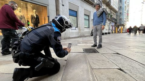 La esposa de Miguel Charln, vecino de Abegondo, tropez esta semana con el resalte de una baldosa de piedra en la calle Real. Llam al Concello para dejar constancia de la cada y del desperfecto.