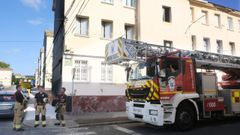 Los bomberos de Ferrol, delante del edificio del que cayeron cascotes desde un alero (arriba a la derecha)