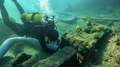 Imagen de la excavaci�n de la carlinga del trinquete del pecio frente a las costas de Marbella.