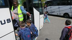 Alumnos de Chantada subiendo a un autob�s escolar