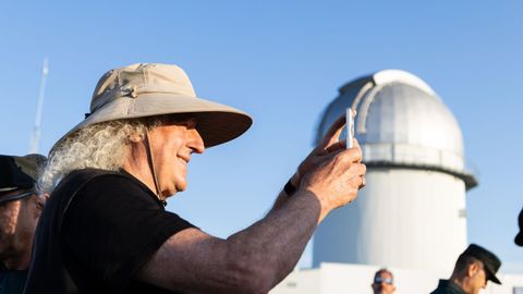 Brian May, guitarrista de Queen, durante el eclipse solar en Teruel.