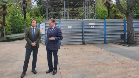 El alcalde de Oviedo, Alfredo Canteli, y el concejal de Urbanismo, Ignacio Cuesta, visitan las obras del kiosco del Bomb