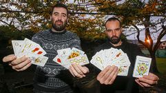 Mateo Dom�nguez (izquierda) y David Cuence (derecha) muestran su baraja gallega, bautizada como Barallada. La distribuyen a trav�s de su propia web por menos de 15 euros y f�sicamente se puede encontrar en Santiago en  A Atl�ntica (R�a Nova), F�brika Fan (Orfas) o Alita (Ensanche).
