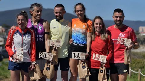 Los tres primeros clasificados de las categor�as absoluta, femenina y masculina, posan en el podio de la prueba