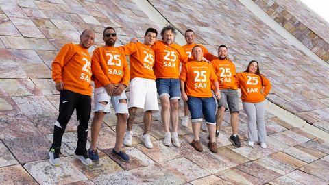 Los miembros de la comisión de fiestas de Sar con su sudadera.