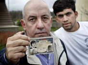 Manuel Garc�a, con su hijo Jos� Manuel, ense�a su antiguo DNI, que siempre llev� en la cartera.