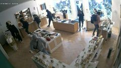 Interior de una tienda en Lyon captada por una c�mara de seguridad mientras la saquean