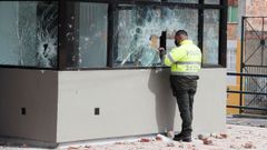 Un agente observa el interior de un puesto policial en Bogot� atacado durante la noche del martes