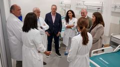 El conselleiro de Sanidade (en el centro) visit� ayer el nuevo dispositivo