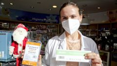 La venta de test covid se ha incrementado en las farmacias de la zona, como esta de Candela Ramiro, en Carballo. Cuestan sobre 7 euros y el resultado se ve en 15 minutos