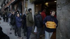 COLAS DE HORAS PARA HACERSE CON UN ROSC�N DE REYES EN LA PASTELER�A GLACE DE A CORU�A