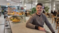 Rub�n, sentado en la barra del nuevo Mister Lois