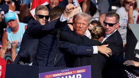 El expresidente de Estados Unidos y lder republicano, Donald Trump, momentos despus del atentado en el mitin que protagoniz el magnate en Pensilvania.